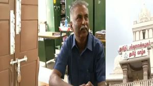 துணை வேந்தருடன் மோதல்.. பதிவாளர் அறைக்கு போட்ட பூட்டு உடைப்பு! தஞ்சை தமிழ் பல்கலை.யில் பரபரப்பு 