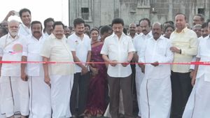 கன்னியாகுமரி கடல் நடுவே கண்ணாடி பாலம்: திறந்து வைத்த முதல்வர் ஸ்டாலின்! திருவள்ளுவர் சிலை வெள்ளிவிழா