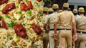 கோவையில் சிக்கன் ரைஸ் வாங்கிவிட்டு கத்தியைக் காட்டி மிரட்டிய இருவர்.. சூப்பர் பரிசு கொடுத்த போலீஸ் 
