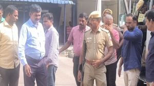  சிக்கிய ஜிஎஸ்டி அதிகாரிகள்.. மதுரையில் வரி பாக்கியை குறைக்க லஞ்சம்! கையும் களவுமாகப் பிடித்த சிபிஐ!
