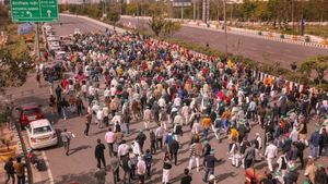 டெல்லியில் மீண்டும் மையம் கொள்ளும் விவசாயிகள் போராட்டம்- நொய்டாவில் இருந்து 'டெல்லி சலோ' பேரணி! 