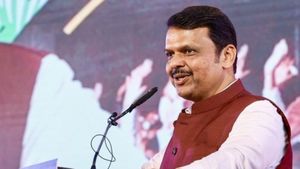 மகாராஷ்டிரா: ஆளுநரை சந்தித்து ஆட்சி அமைக்க உரிமை கோரினார் தேவேந்திர பட்னாவிஸ்- ஏக்நாத் ஷிண்டே ஆஜர்! 