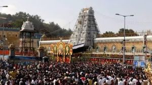 பவுர்மணியாச்சே! அதுதானா? திருப்பதியில் அலைமோதிய கூட்டம்! ஏழுமலையானை தரிசிக்க இத்தனை மணி நேரமா? 