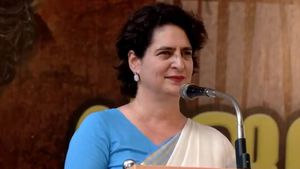 பாட்டி இந்திரா. அண்ணன் ராகுல் போல தகுதி நீக்க வழக்கை சந்திக்கும் பிரியங்கா! பாஜக திடீர் மனு! 