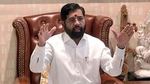 மகாராஷ்டிரா: முதல்வர் பதவியை விட்டுக் கொடுத்ததால் உள்துறை எங்களுக்குதான்.. ஷிண்டே சிவசேனா பிடிவாதம்! 