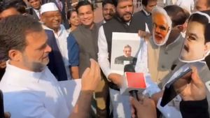 மோடி- அதானி முகமூடிகளுடன் காங்கிரஸ் எம்பிக்கள்..நாடாளுமன்ற வளாகத்தில் ராகுல் நடத்திய 'ஓரங்க நாடகம்'! 