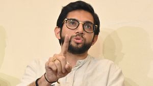 கர்நாடகா பெலகாவி தனி யூனியன் பிரதேசம் தான்..எரியும் நெருப்பில் பெட்ரோல் ஊற்றும் உத்தவ் தாக்கரே மகன்! 