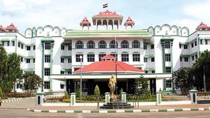 பள்ளிக்கு ஒதுக்கிய நிலம்.. தஞ்சாவூர் மேயரின் மனைவி பெயருக்கு மாற்றப்பட்டதா? ஹைகோர்ட் அதிரடி உத்தரவு 
