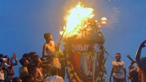 திருவண்ணாமலை உச்சியில் கார்த்திகை தீபம்! இந்த குடும்பத்தை தவிர வேறு யாரும் கிட்ட நெருங்கவே முடியாது! 
