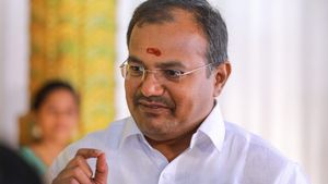 சேலத்தில் அரசு உதவி பெறும் பள்ளியின் பெண் தாளாளர் காலில் விழுந்த பாமக எம்எல்ஏ அருள்! பரபரப்பு 