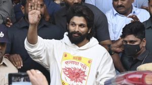 போலீஸ் நிலையத்தில் அல்லு அர்ஜுன்.. உயிரிழந்த பெண்ணின் கணவர் கண்ணீர் பேட்டி! தியேட்டரில் நடந்தது என்ன 