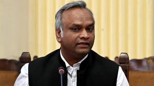 கர்நாடகாவை உலுக்கும் ஒப்பந்ததாரர் தற்கொலை- மல்லிகார்ஜூன கார்கே மகனின் அமைச்சர் பதவிக்கு வேட்டு? 