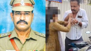 பாலியல் சீண்டல் செய்த உதவி ஜெயிலரை செருப்பால் அடித்த தந்தை-மகளுக்கு எதிராக போலீஸ் வழக்குப் பதிவு