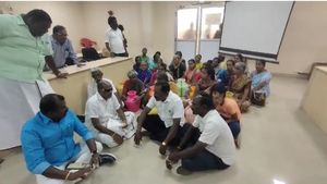 காலி குடத்தோடு வந்த பெண்கள்.. திருநெல்வேலி மேயர்னு கூட பார்க்கலியே.. அப்படியே தரையில் அமர்ந்த ராமகிருஷ்ணன்