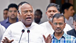 டெல்லி தேர்தல் களத்தில் திடீர் பரபரப்பு- காங்கிரஸுடன் கூட்டணியே கிடையாது- கெஜ்ரிவால் திட்டவட்டம்!