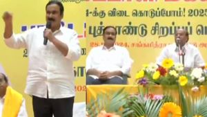 “என் பேச்சை கேட்கவில்லை என்றால்.. கட்சியில் இருக்க முடியாது” மகன் அன்புமணியை எச்சரித்த ராமதாஸ் 
