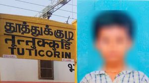 கோவில்பட்டியில் 10 நாளாக பள்ளி செல்லாத சிறுவன்! 1.5 பவுனுடன் மாயம்! மொட்டை மாடியில் அதிர்ச்சி! 