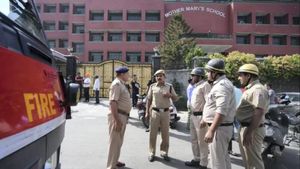 டெல்லி: ஒரே நாளில் 40 பள்ளிகளுக்கு வெடிகுண்டு மிரட்டல்- 30,000 டாலர் கேட்டு இ மெயில்-பதறிய பெற்றோர்! 