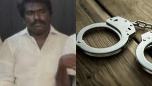 திமுக மாவட்ட கவுன்சிலர் செய்ற வேலையா இது? மதுபாட்டில் பதுக்கி விற்றதால் நெல்லையில் அதிரடி கைது 