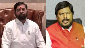 பரபர மகாராஷ்டிரா.. அப்செட்டில் இருக்கிறாராம் ஏக்நாத் ஷிண்டே.. மத்திய அமைச்சர் ராம்தாஸ் அத்வாலே தகவல் 