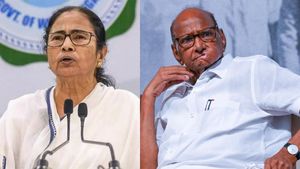 காங்கிரஸ் மீது கோபம்- 'இந்தியா கூட்டணி' தலைவராக தகுதி படைத்தவர் மமதா பானர்ஜி.. சரத் பவார் ஆதரவு! 