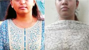 கோவை கல்யாண ராணி ரேணுகா.. கரூர் பஸ் ஸ்டாண்டில் கையும் களவுமாக சிக்கி.. மொத்தம் 3 பேராம்! 