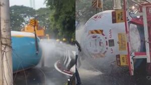 அதிகாலையில் ஆடிப்போன அவிநாசி.. பாலத்தில் உருண்ட எல்பிஜி கேஸ் சிலிண்டர் லாரி.. என்ன நடந்தது கோவையில்