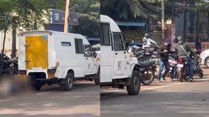 கர்நாடகா: ஏடிஎம்மில் பணம் நிரப்பும் 2 பேரை சுட்டு கொன்று பணப்பெட்டியை தூக்கி சென்ற கொள்ளையர்கள் 