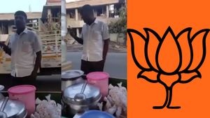 பீஃப் கடை நடத்தக் கூடாது.. சைவ சாப்பாடு விற்பனை செய்.. தள்ளுவண்டி தம்பதியை மிரட்டிய பாஜக நிர்வாகி! 