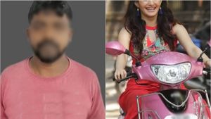 கோவையில் ஸ்கூட்டரில் வந்த  கல்லூரி மாணவிக்கு  நடுரோட்டில் முத்தம் தந்த இளைஞர்.. என்ன நடந்தது?