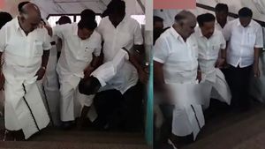 பொன்முடி செருப்பை சரிசெய்து போட்டுவிட்ட திமுக நிர்வாகி.. வெடித்தது சர்ச்சை.. என்ன நடந்தது? 