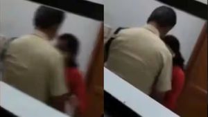 கம்ப்ளைண்ட் கொடுத்தது குத்தமா? ஸ்டேசனில் அத்துமீறிய டிஎஸ்பி! வெளியான டாய்லெட் வீடியோ..பறந்த வார்னிங்