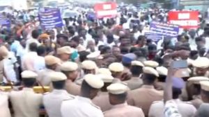 டங்ஸ்டன் சுரங்க திட்டத்துக்கு எதிராக மேலூரில் கடையடைப்பு- போலீஸ் தடையை மீறி பேரணியால் பதற்றம்! 