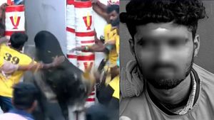 அவனியாபுரம் ஜல்லிக்கட்டு.. காளை முட்டியதில் மாடு பிடி வீரர் நவீன் பலியான சோகம் 