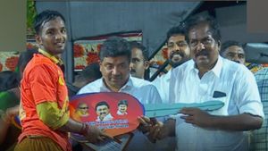 அவனியாபுரம் ஜல்லிக்கட்டு: 19 காளைகளை அடக்கி.. காரை பரிசாக பெற்ற திருப்பரங்குன்றம் கார்த்தி 