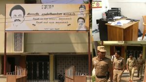 எவ்வளவு தில்லு பாத்தீங்களா.. தேனி திமுக ஆபிசிலேயே ஆட்டைய போட்ட கொள்ளையர்கள்! சல்லடை போடும் போலீஸ்