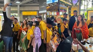 மாற்றுத்திறனாளிகள் மூலம் இயங்கும் கஃபேவுக்கு.. நேரில் வந்து திருமண அழைப்பிதழ் வைத்த அதானி மகன்