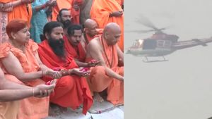 கும்பமேளா: 40 பேர் பலியான மரண ஓலத்துக்கு நடுவே ஹெலிகாப்டரில் பூமழை தூவி புனித நீராடிய 'சாது'க்கள்!