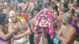  ஆருத்ரா தரிசனம்.. சிதம்பரம் நடராஜர் கோவிலில் இன்று கொடியேற்றத்துடன் தொடங்கியது.. பக்தர்கள் பரவசம்!