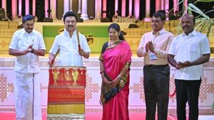 கோலாகலமாக தொடங்கிய 