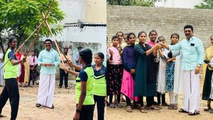  பெண்களுக்கு பாதுகாப்பில்லை.. பெப்பர் ஸ்ப்ரேயை கையில் கொடுத்த அதிமுக சரவணன்! சிலம்பம் ட்ரெய்னிங் வேற!