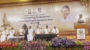 அம்மா மீதான பாசம்.. சொந்த செலவில் நூலகம் கட்டி தந்த ப சிதம்பரம்.. கவிதை எழுதி பாராட்டிய வைரமுத்து 