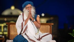 “அற்புதமான மனிதராக இருப்பதே சிறந்த பரிசு!” சத்குருவின் புத்தாண்டு வாழ்த்து செய்தி 