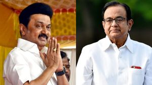 ரூ.12 கோடி செலவில் சொந்த செலவில் நூலகம் கட்டிய ப சிதம்பரம்.. காரைக்குடியில் திறந்து வைத்த ஸ்டாலின்