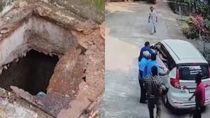 பள்ளி செப்டிக் டேங்கில் விழுந்து சிறுமி இறந்த வழக்கு! உள்ளாடை நனையாதது ஏன்? உறவினர்கள் சந்தேகம் 