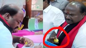  ஈரோடு கிழக்கு திமுக வேட்பாளர் கையில் ‘எலுமிச்சம்பழம்’.. டார்கெட் செய்து அடிக்கும் எதிர்க்கட்சிகள்!