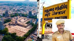 மதுரையில் போலீஸ்காரர் பண்ற வேலையா இது..  சிக்கிய ஏட்டு பிரகாஷ் குறித்து பரபரப்பு தகவல்கள் 
