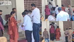 துரைமுருகன் வீட்டிற்கு ரெய்டுக்கு வந்த அமலாக்கத்துறை அதிகாரிகளை சோதனை செய்த திமுகவினர் 