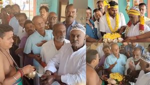 விநாயகர் கோவிலில் தரிசித்த இஸ்லாமியர்கள்.. பரிவட்டம் கட்டி மரியாதை செய்த பூசாரி.. நெகிழ்ந்த தஞ்சை 