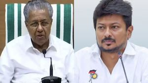 கேரளாவை உலுக்கும் பினராயி விஜயனின் சனாதன எதிர்ப்பு-கை கோர்த்த பாஜக, காங்கிரஸ்- உதயநிதிக்கும் குட்டு! 